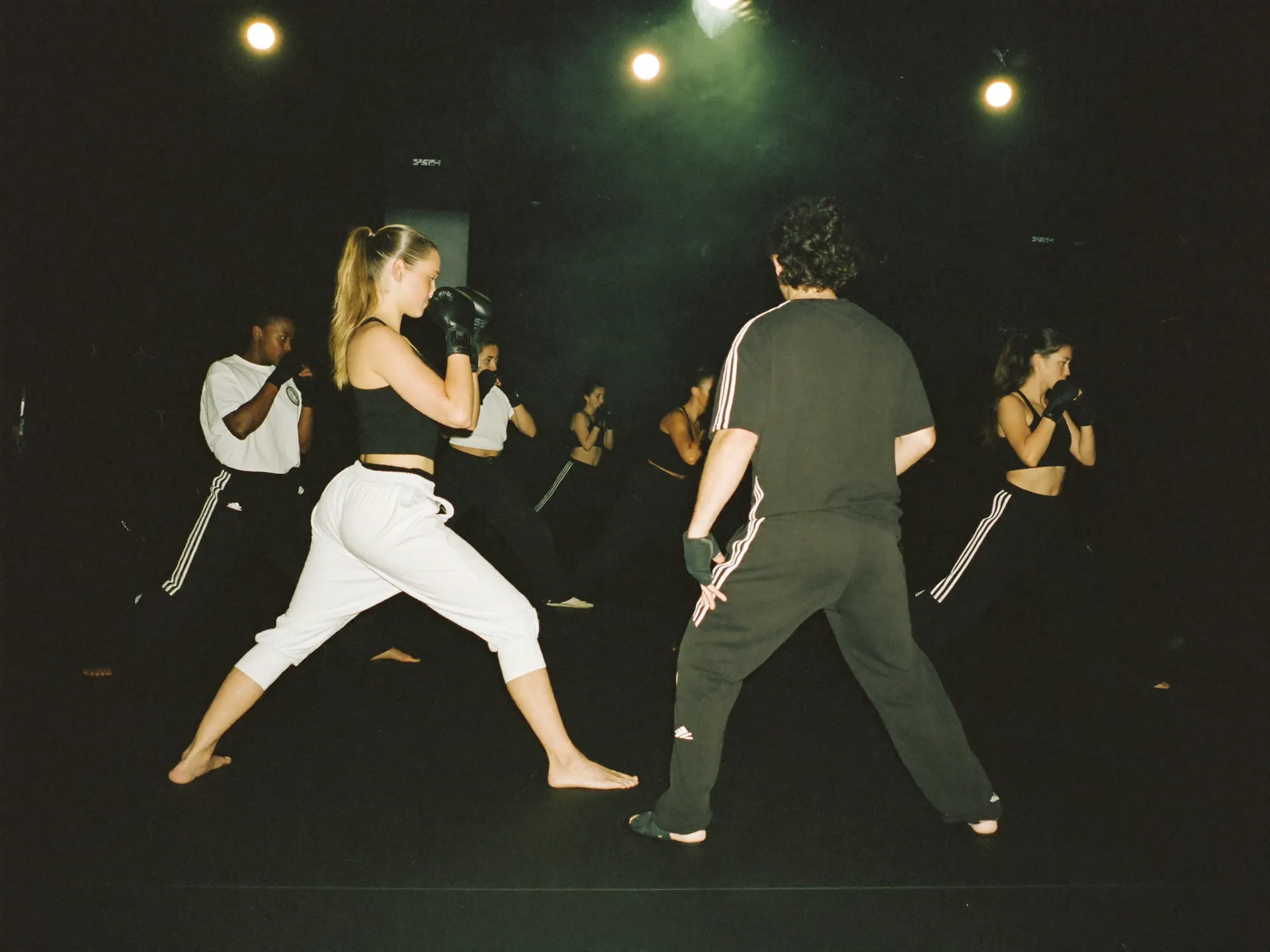 Groep doet samen de warming-up in de dojo