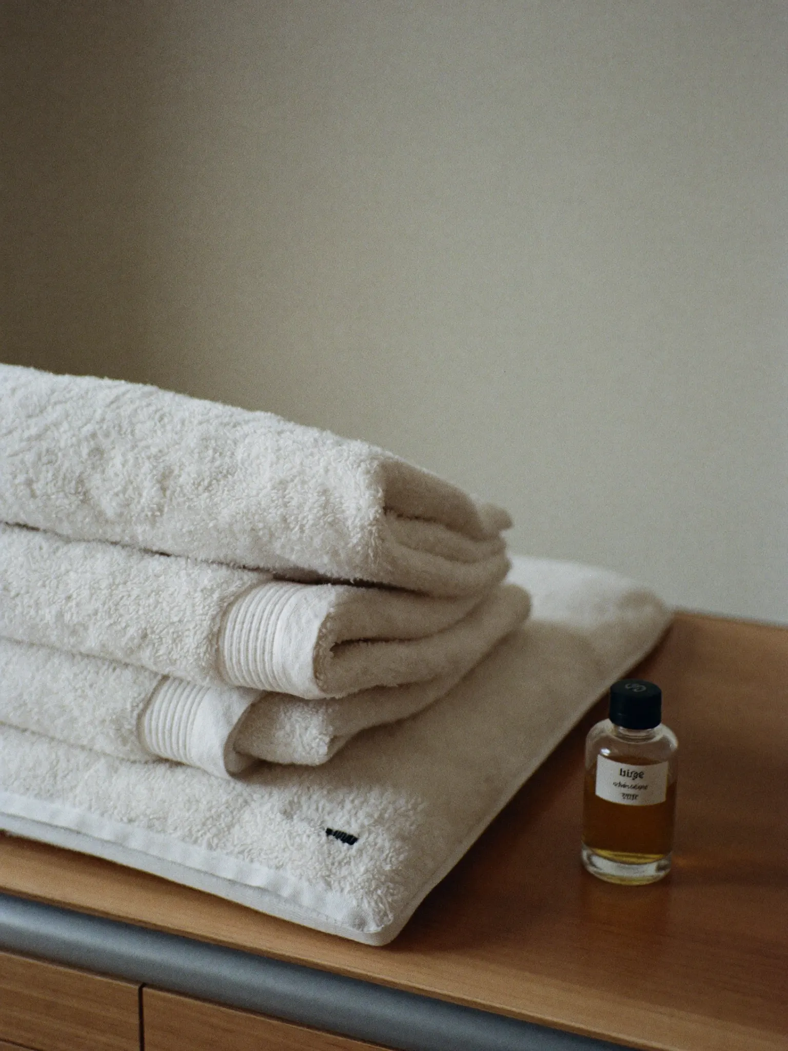 Rustige behandelruimte met linnen handdoeken en massageolie