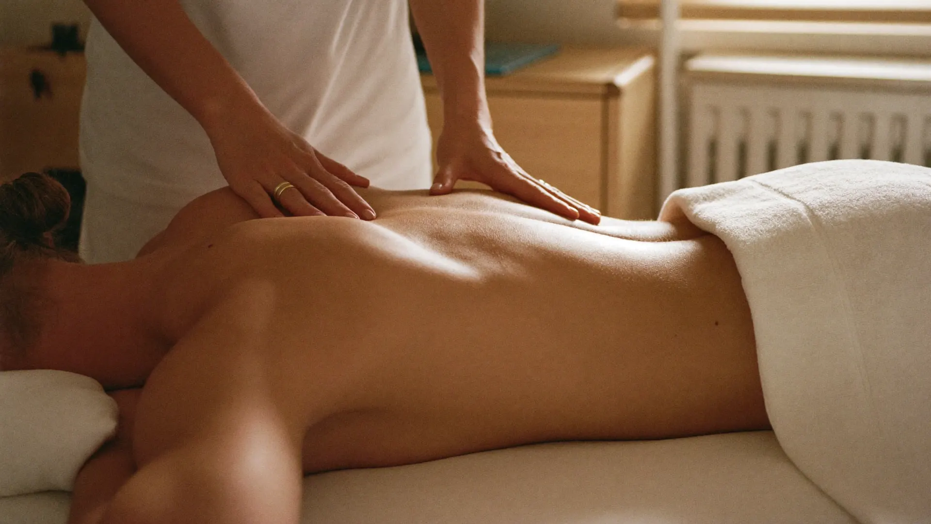 Sportmassage van schouder en rug in een rustige behandelruimte