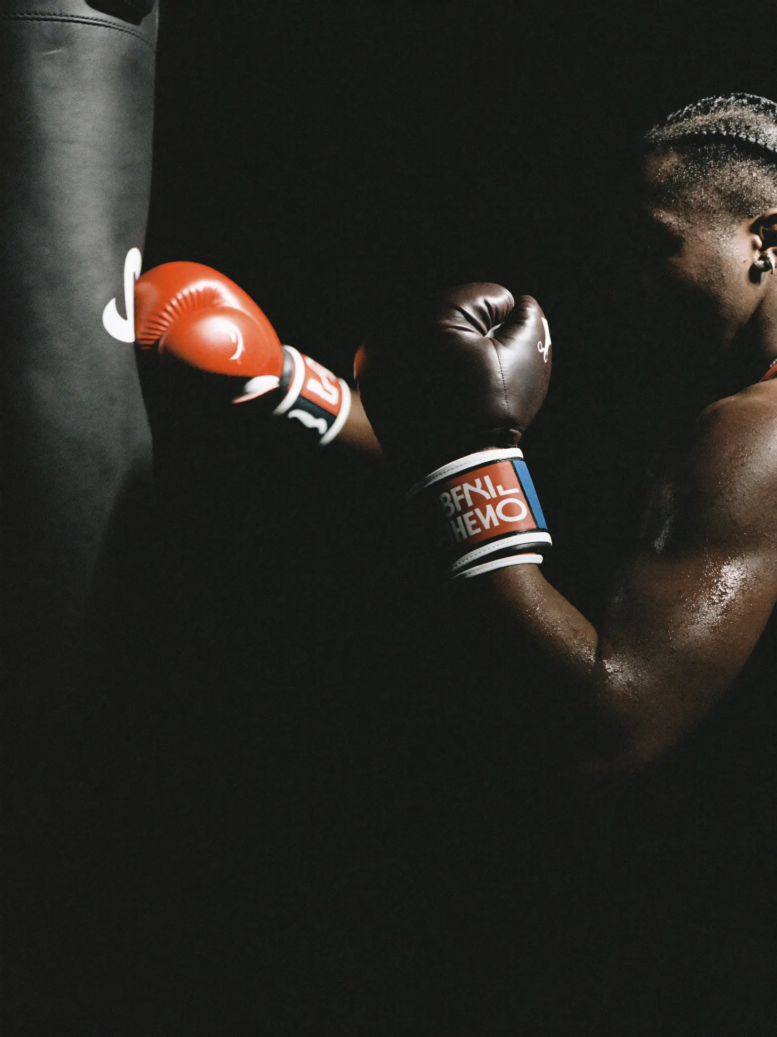 Kickbokser raakt een stootkussen tijdens de training